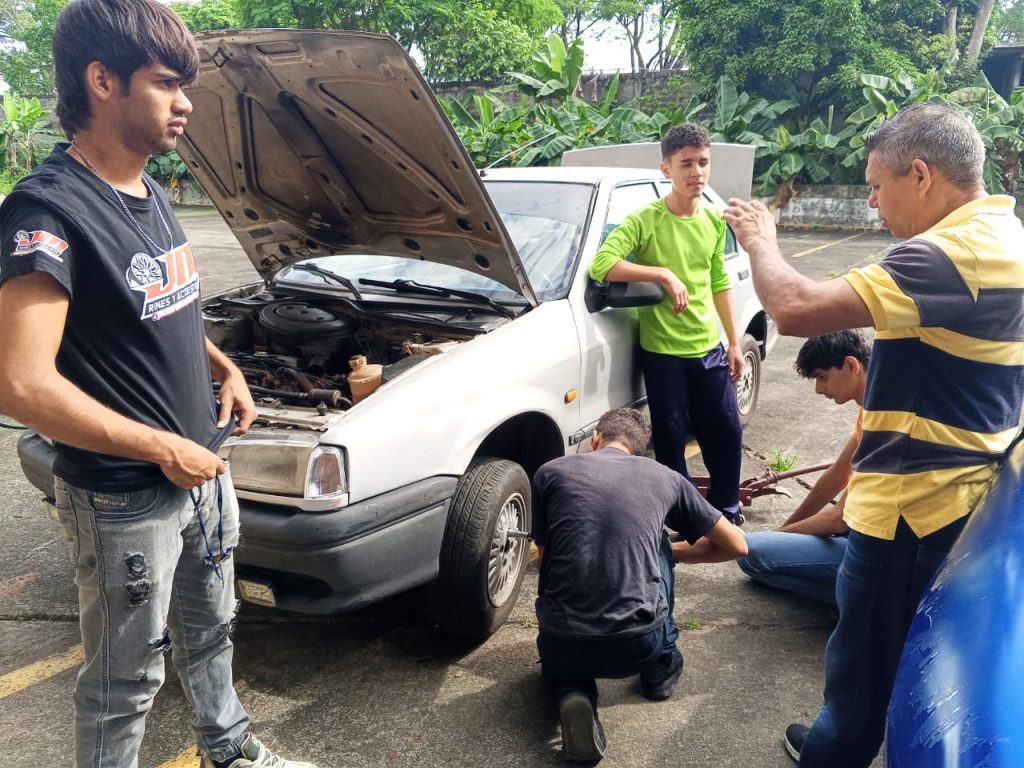 BARINAS | Participantes realizaron mantenimiento de tren delantero en formación automotriz - inline